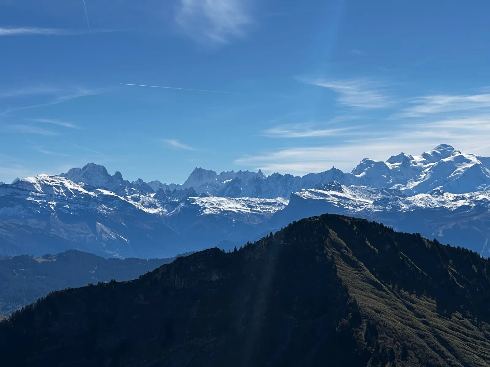 Massif du Mont-Blanc enneigé au-delà des crêtes du Chablais.