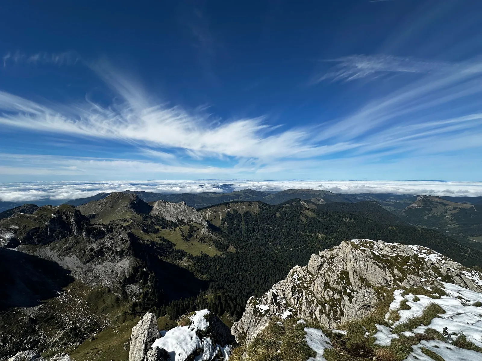 Rochers et quelques plaques de neige sur les hauteurs de Chalune.