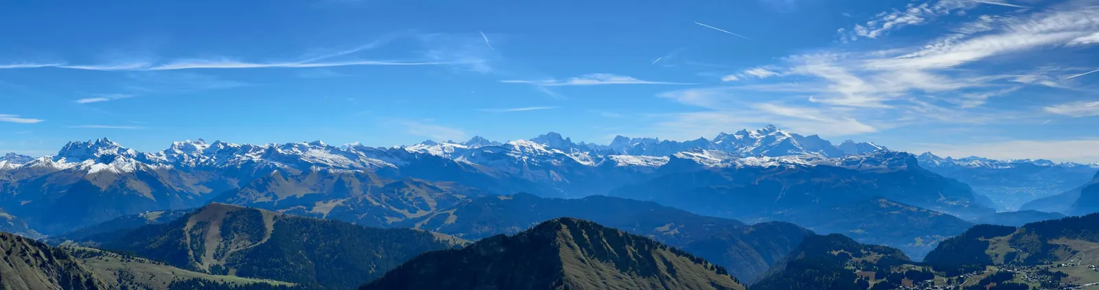 Large panorama des crêtes et des vallées depuis la randonnée à Chalune.