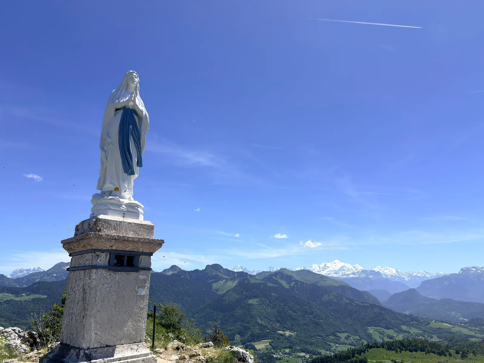 Vierge au sommet de Miribel devant le panorama des montagnes et du Mont-Blanc.