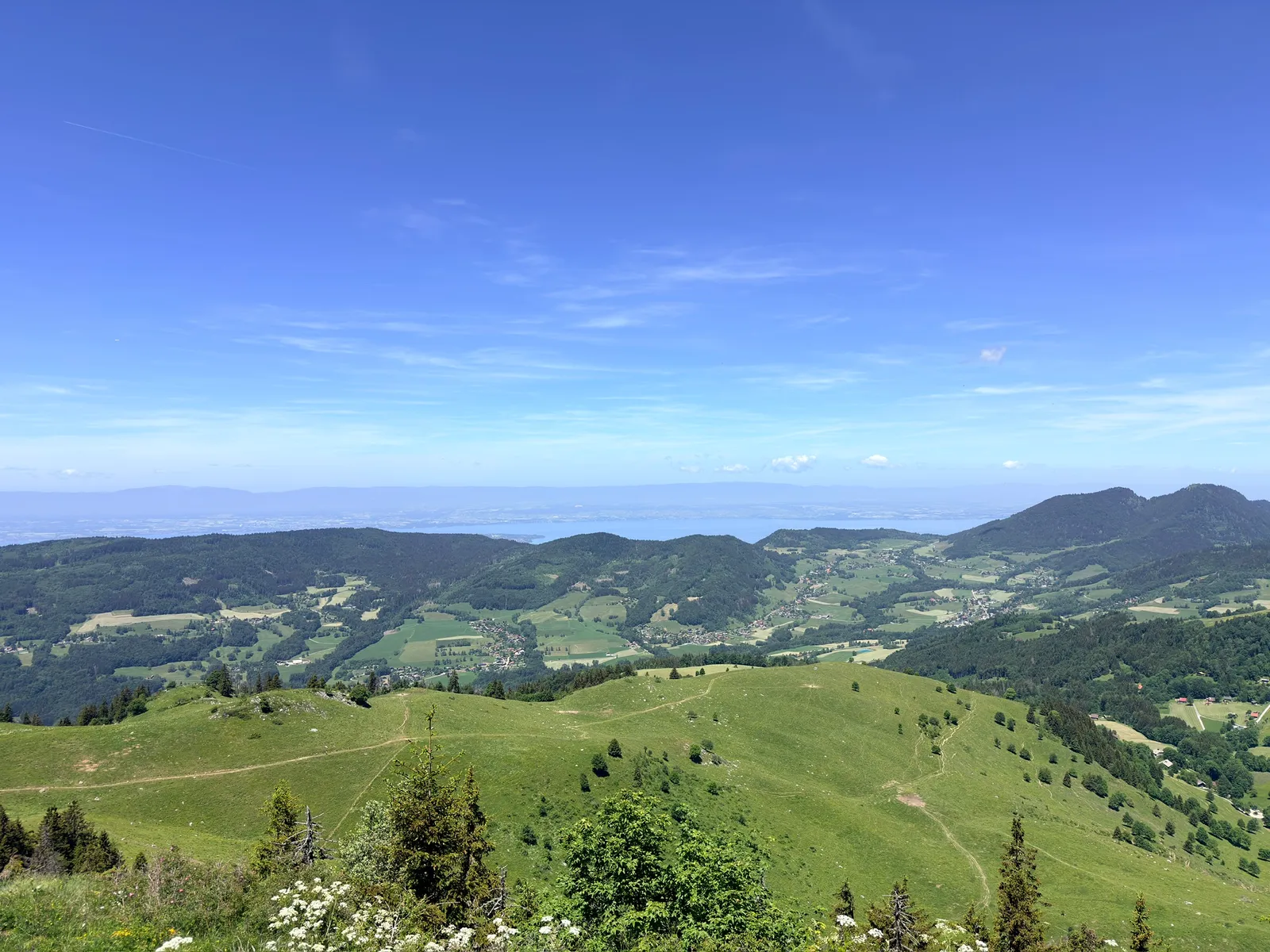 Alpages, villages et collines avec le lac Léman à l’horizon depuis Miribel.