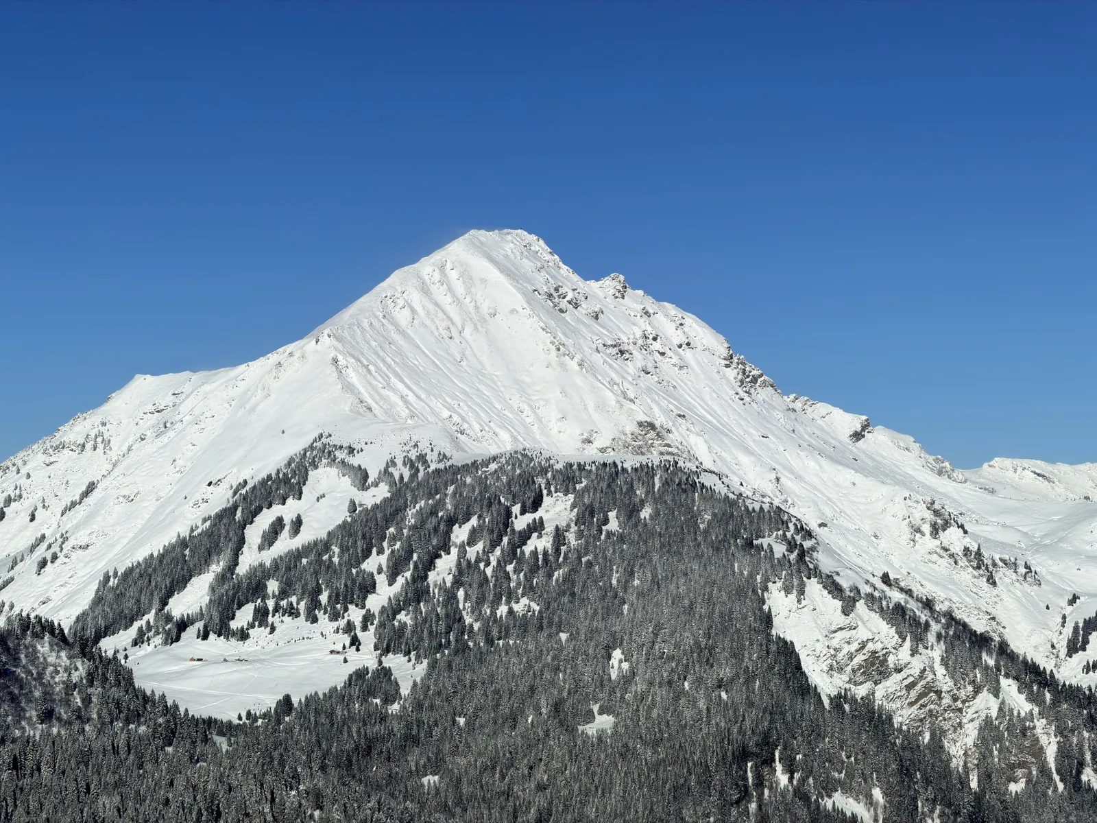 Mont de Grange enneigé sous un ciel bleu