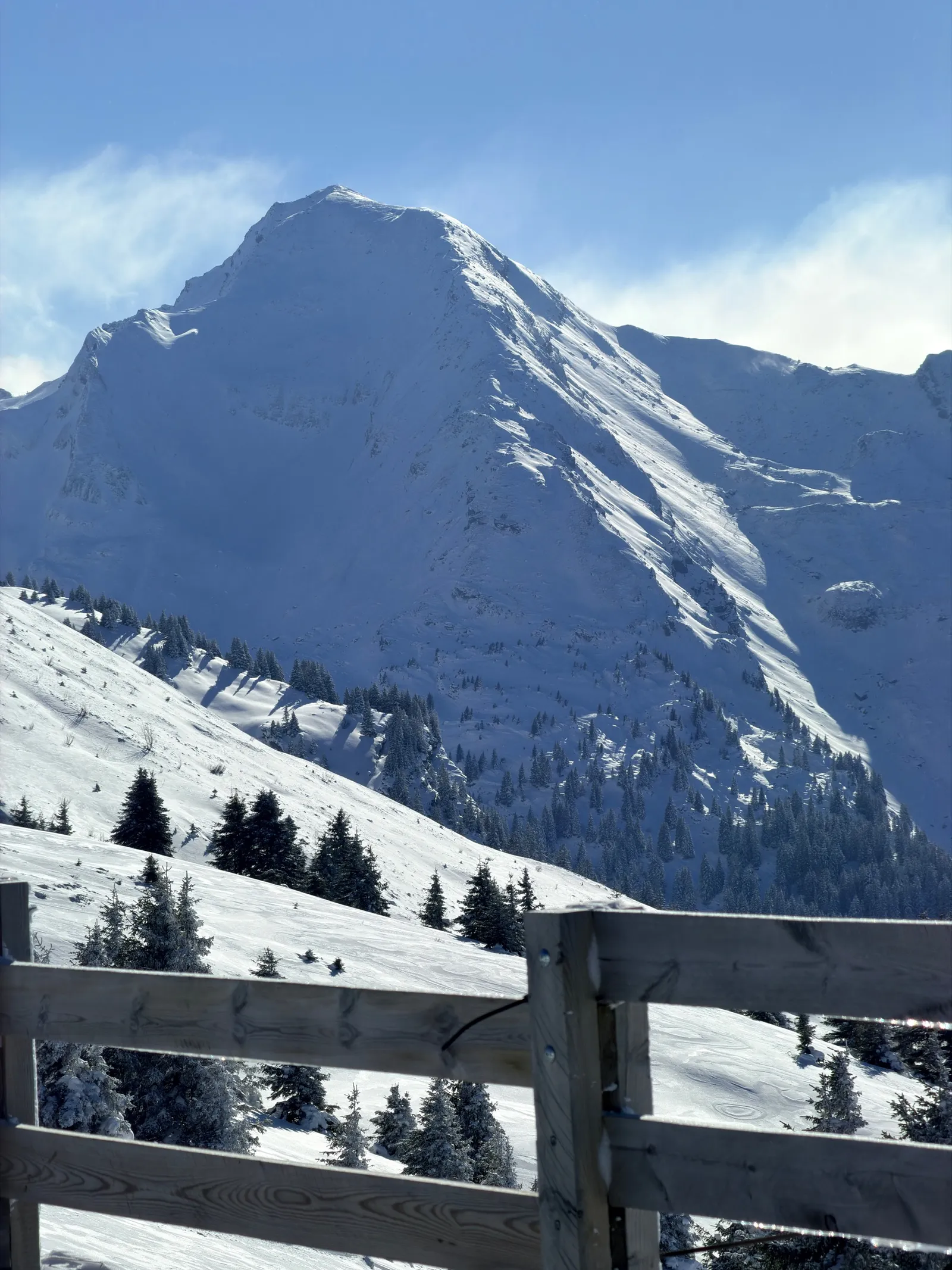 Sommet enneigé au-delà d’une barrière en bois aux Rochassons