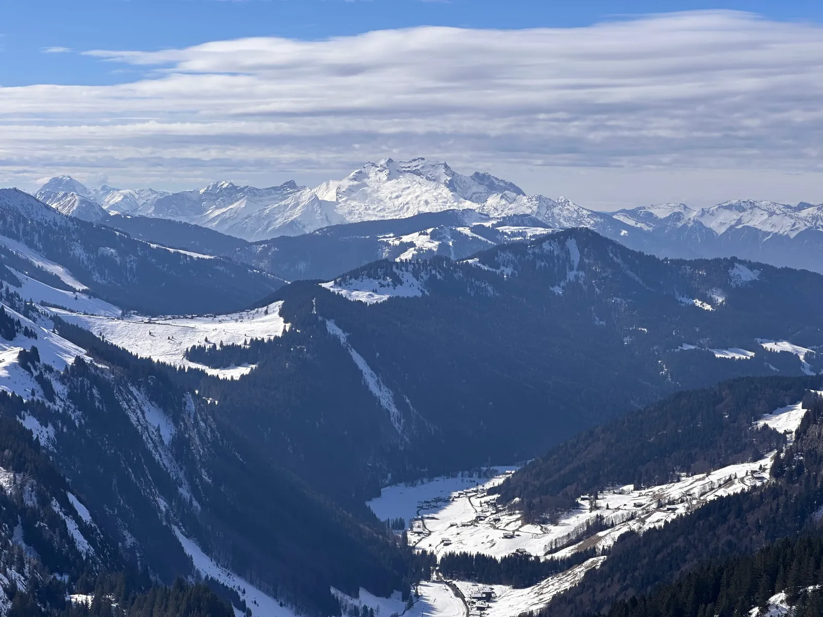 Vue sur les vallées et les sommets enneigés depuis la sortie sous l’Oulettaz.