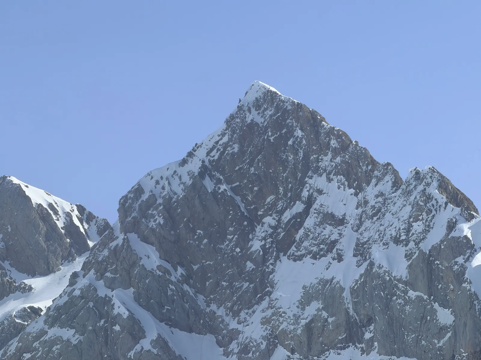 Sommet rocheux enneigé vu depuis la montée vers Bostan