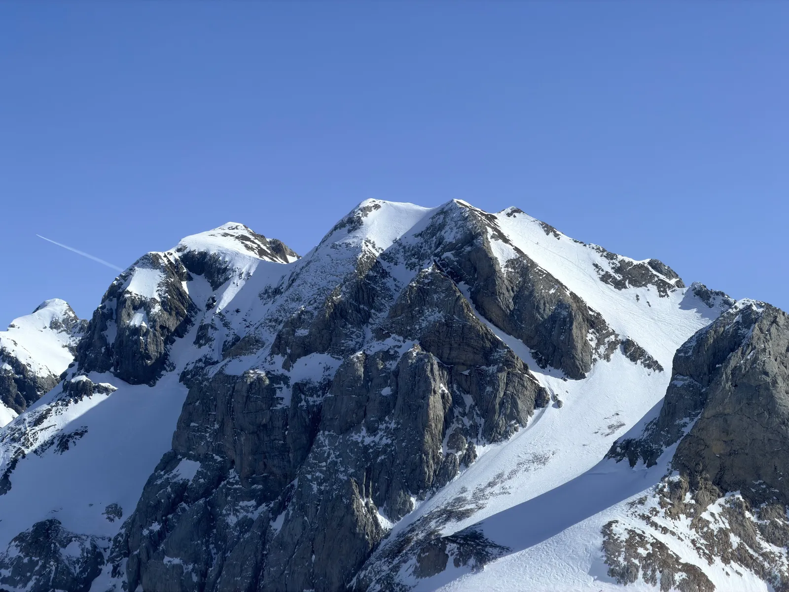 Crêtes calcaires et couloir enneigé dans le secteur de Bostan