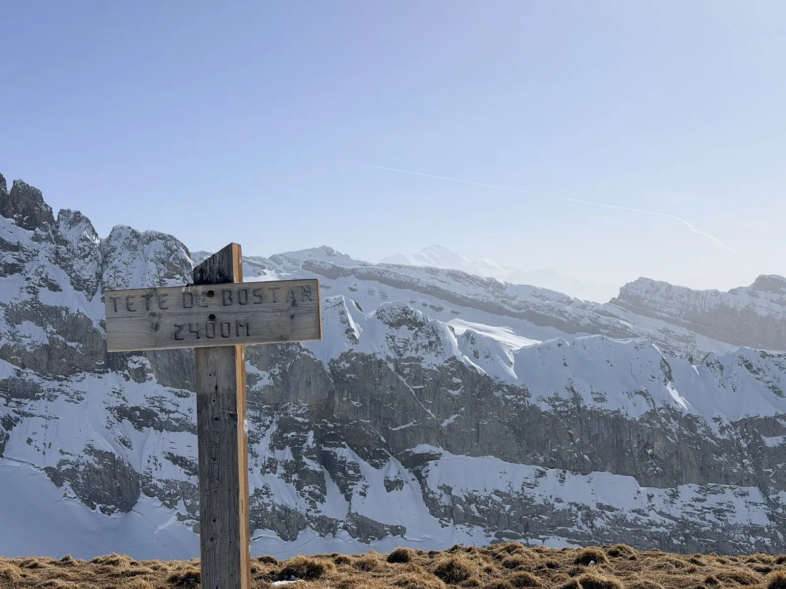 Panneau de la Tête de Bostan face au panorama enneigé