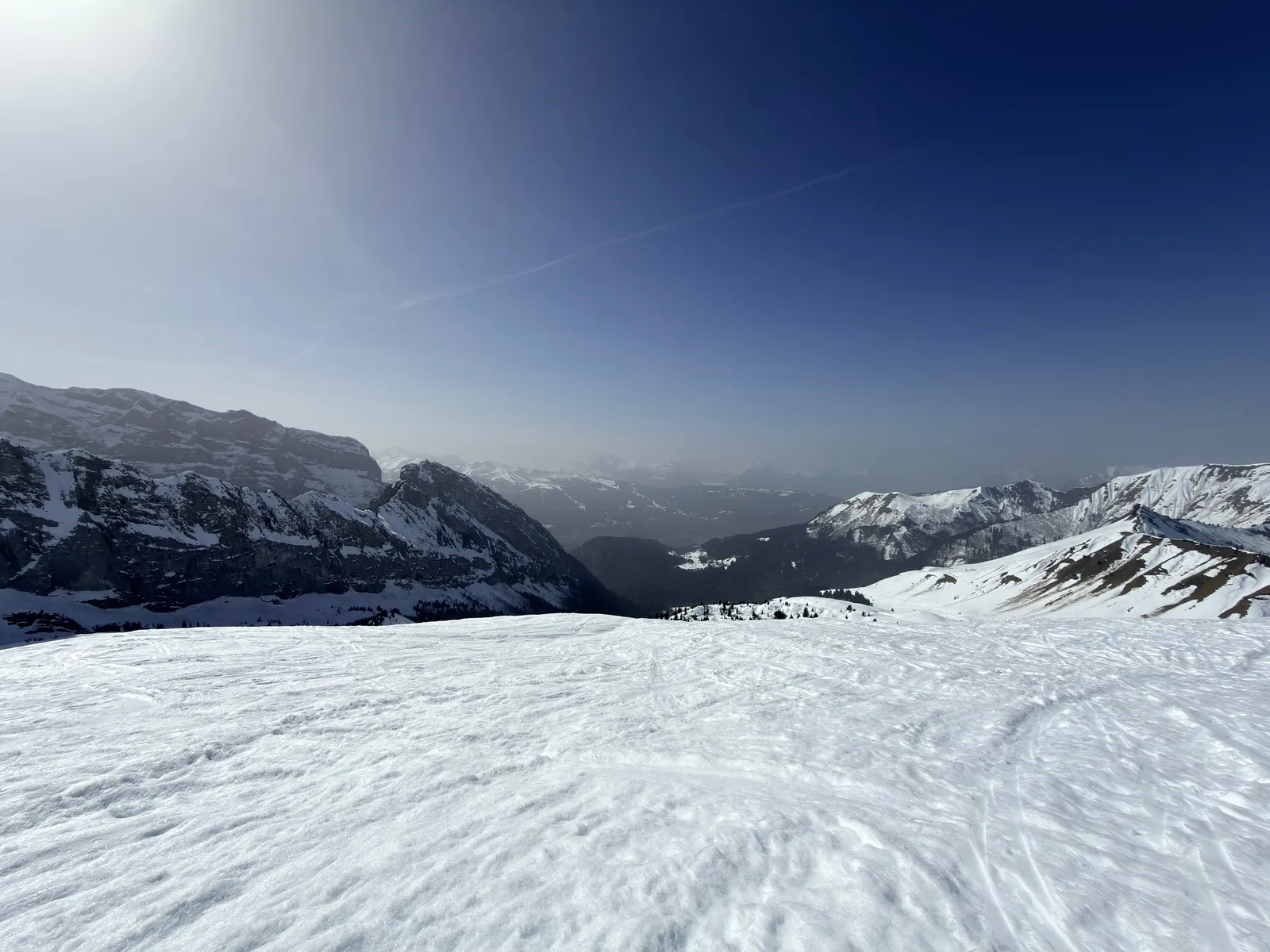 Vallon enneigé et horizon brumeux depuis la montée à la tête de Bostan.