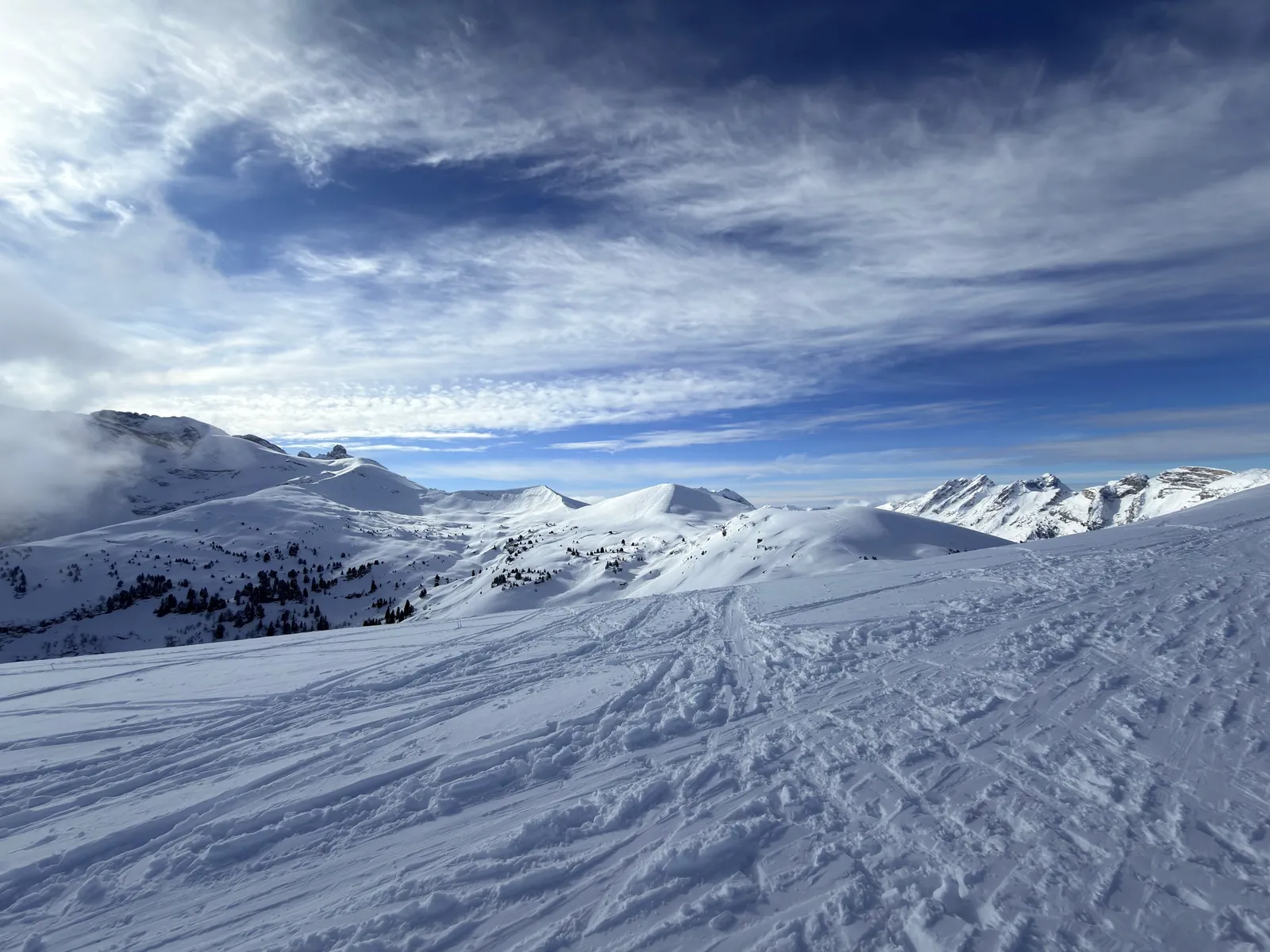 Alpages enneigés et crêtes des Aravis depuis la Tête de la Sallaz