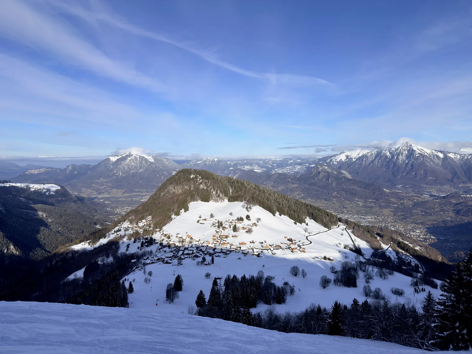 Village de Romme sous la neige au-dessus de la vallée de l’Arve