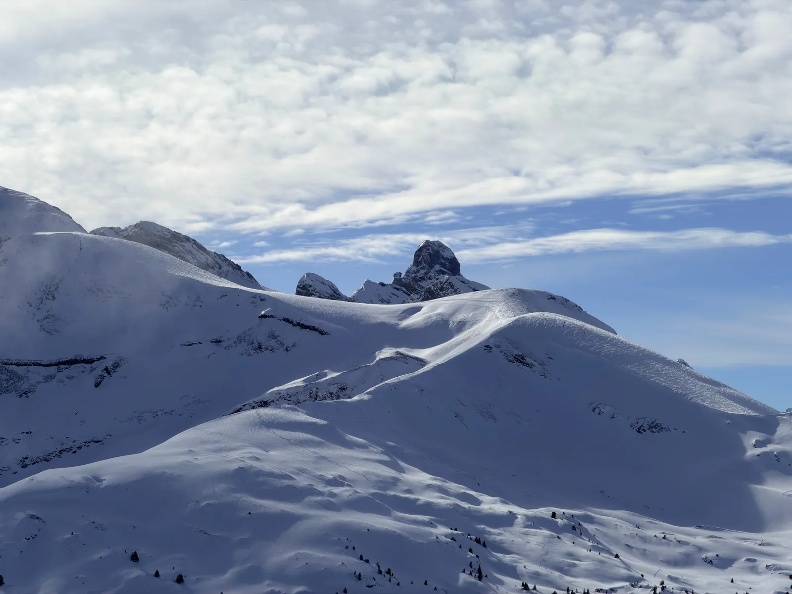 Reliefs enneigés des Aravis au sud de la Sallaz