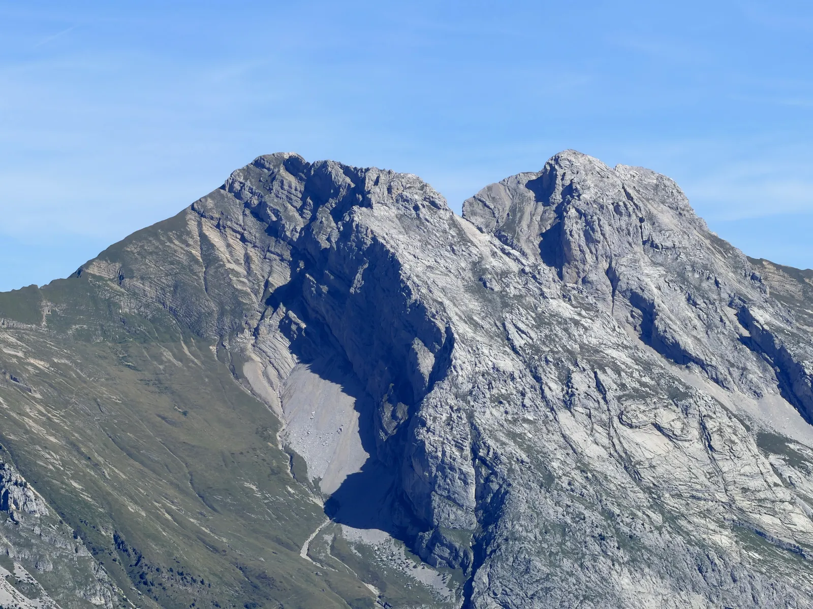 Vue rapprochée de parois calcaires grises et de leurs ravines.