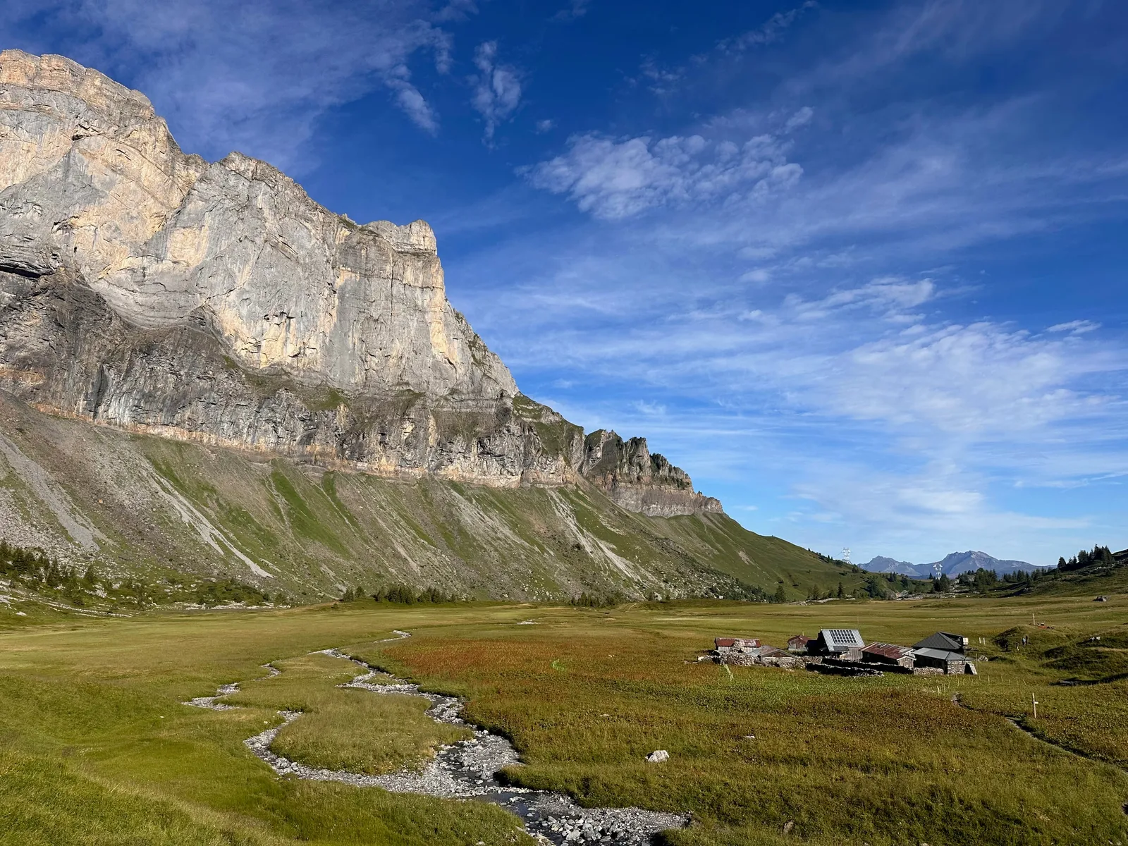 Refuge et torrent dans les alpages au pied des Fiz.