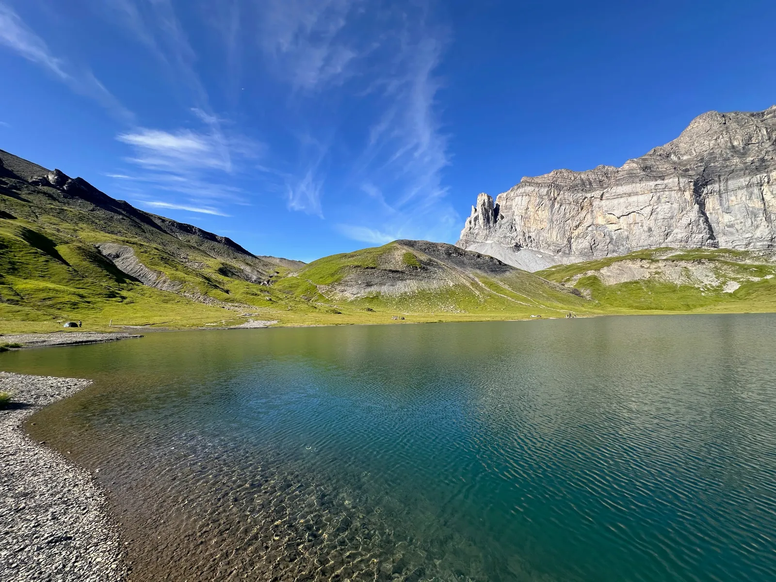 Lac d’Anterne entouré d’alpages et de falaises calcaires.