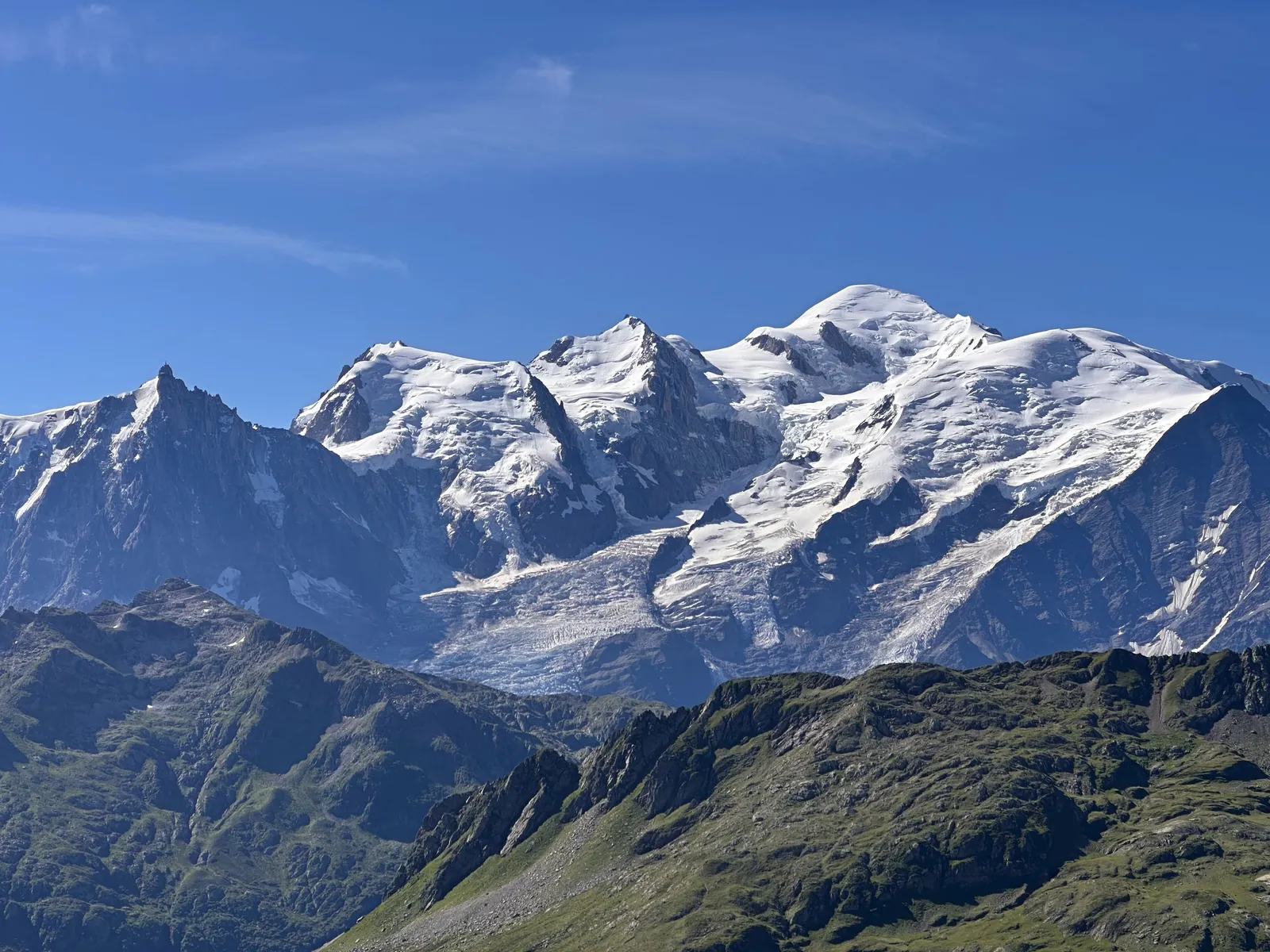 Massif du Mont-Blanc et glaciers vus depuis le Tour des Fiz.