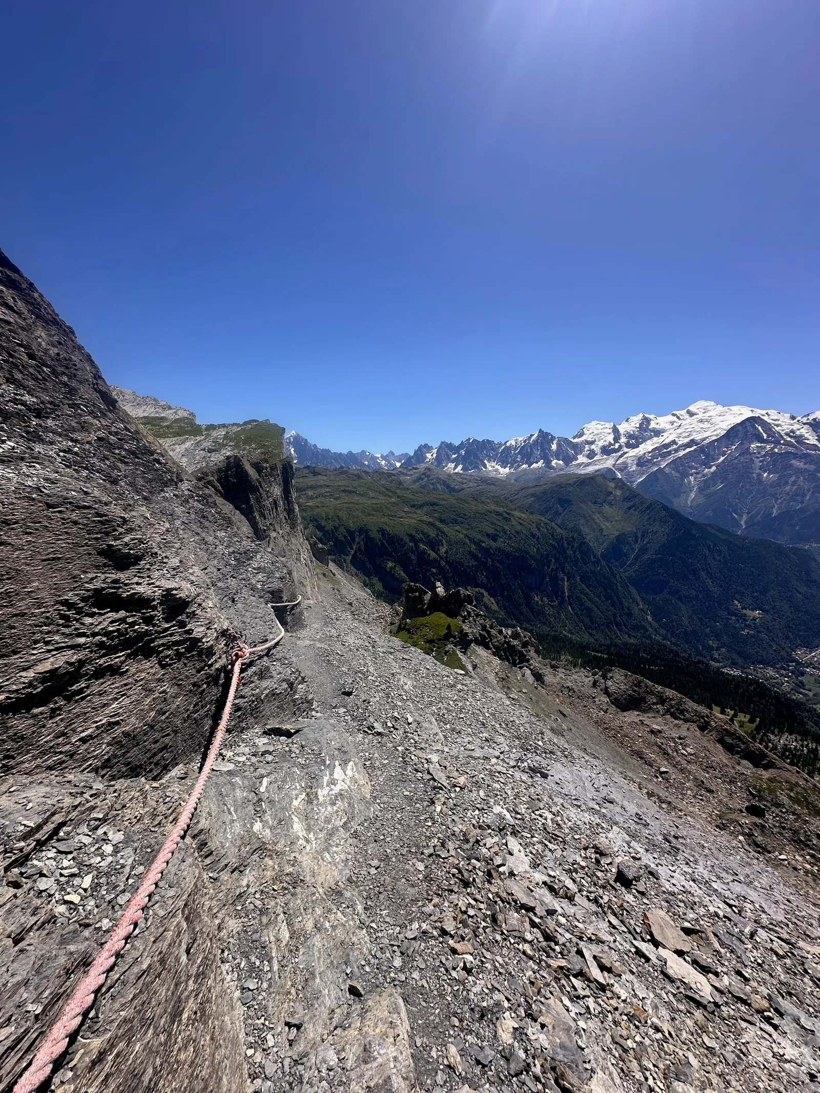 Passage rocheux équipé d’une main courante sur le Tour des Fiz.