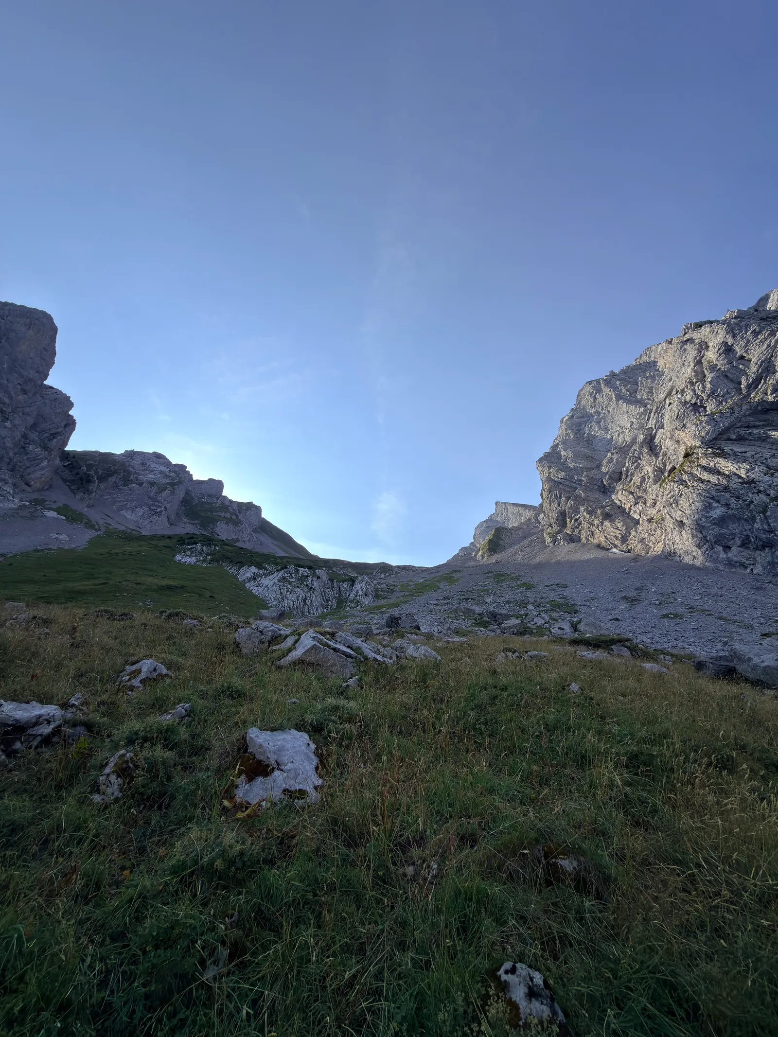 Paysage rocheux autour du Trou de la Mouche dans les Aravis